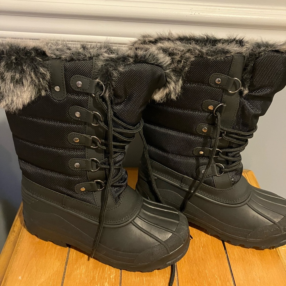 Women’s snow boots size 6